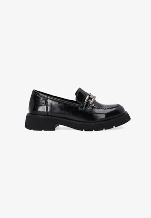 Mocassins en cuir verni noir avec une semelle épaisse, présentant un accent de double boucle et une couture surélevée le long du bord pour une texture supplémentaire.