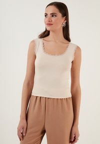 LELA Slim Fit - Top - stone colored
