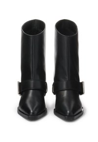 Botine negre din piele, cu vârful ascuțit, dotate cu o curea lată și o cataramă argintie. Textură netedă, design structurat.