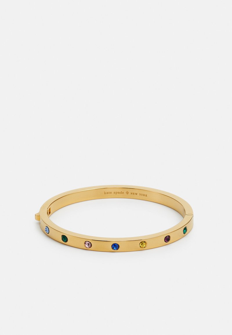 Bracciale rigido in oro caratterizzato da molteplici gemme colorate incastonate sul fronte, con una finitura liscia e lucida e un granchio sicuro.