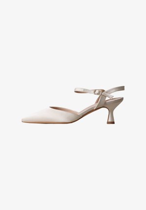 Beige leren slingback schoen met puntige neus, lage gebogen hak en verstelbare enkelriem met gesp.