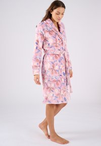 Accappatoio floreale rosa in morbido tessuto texturizzato con maniche lunghe, un ampio colletto, bottoni e una cintura coordinata. Presenta tasche nella parte anteriore.