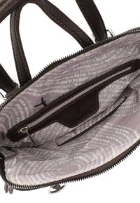 Hnědá kožená kabelka s několika oddíly. Uvnitř se nachází světle šedé textilní podšívka s opakujícím se vzorem textu a kapsa na zip.