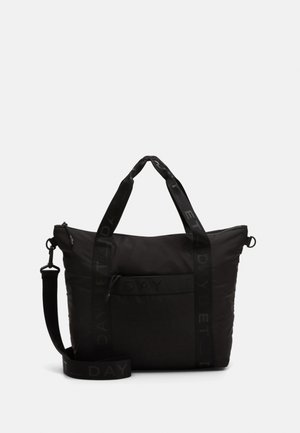 Sac fourre-tout noir avec des poignées larges et une bandoulière réglable, poche avant zippée et texte de marque discret sur les anses et la poche.