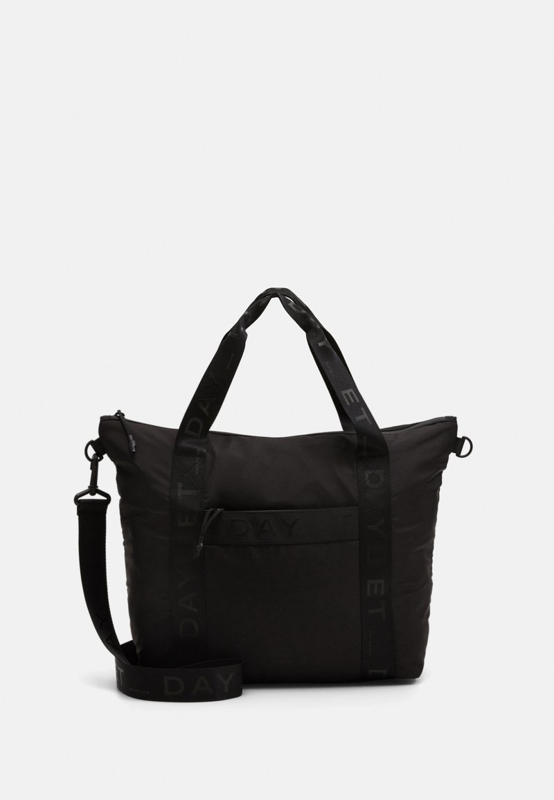 Musta olkalaukku leveillä kahvoilla ja säädettävällä olkahihnalla, etutaskussa vetoketju ja hihnoissa sekä taskussa hillitty bränditeksti.