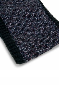 Écharpe tricotée avec un motif texturé en marine foncé et bordeaux, avec de légères éclaboussures claires, finie par une bordure noire unie pour un contraste.