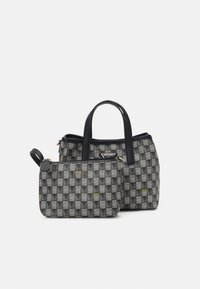 Deux sacs Guess à carreaux noirs et blancs, un cabas avec poignées et une petite pochette zippée, tous deux avec des accents dorés du logo.