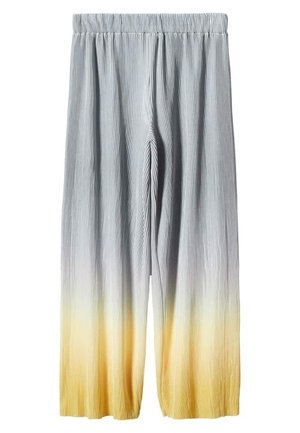 Lichtgrijze wijde broek met een gele verloopkleur aan de onderkant en een elastische tailleband, gemaakt van geplooide stof.