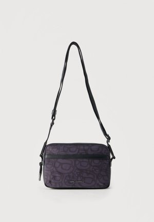 Maza taisnstūrveida tumši violeta pleca soma ar abstraktu rakstu, priekšējā kabatā ar rāvējslēdzēju, regulējams melns siksniņa un sudraba logotips "Karl Lagerfeld".