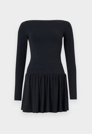 Robe noire à manches longues avec un corsage ajusté et une jupe évasée, fabriquée en matériau doux. Texture lisse, longueur genoux et design simple.