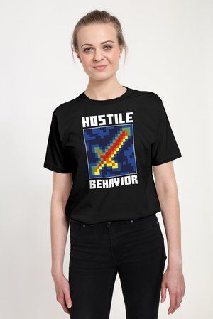 Sort t-shirt med et pixel-art sværddesign i rød og gul, med teksten "HOSTILE BEHAVIOR" i fede hvide bogstaver nedenunder.