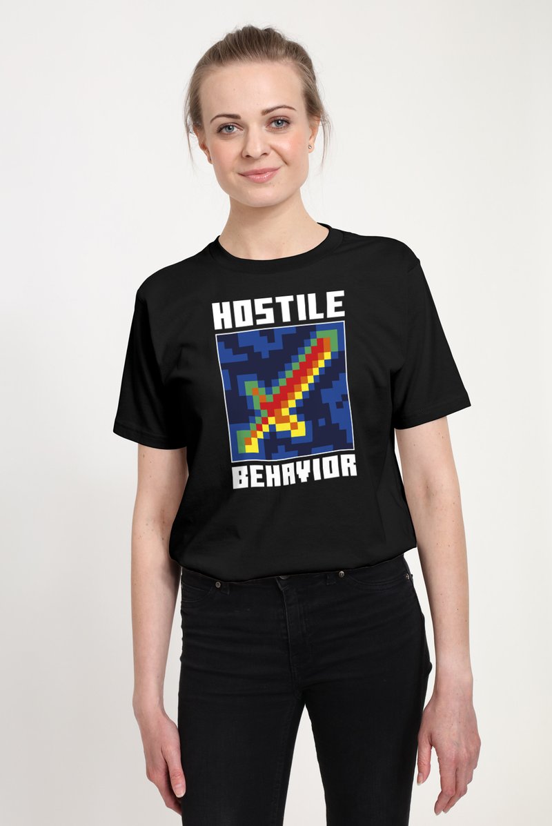 Sort t-shirt med et pixel-art sværddesign i rød og gul, med teksten "HOSTILE BEHAVIOR" i fede hvide bogstaver nedenunder.