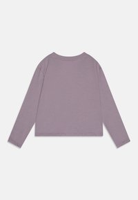 Langarmshirt aus leichtem Lavendelbaumwollstoff, cropped Design, runder Halsausschnitt und sichtbare Nähte entlang der Kanten von Ärmeln und Saum.