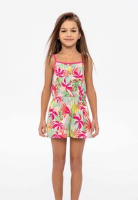 Combinaison fleurie avec des bretelles roses, motif de feuilles tropicales vibrantes en verts, roses et jaunes, taille élastique et détails de boutons.