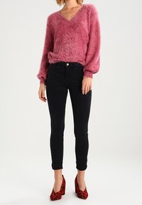 NA-KD Sweter
