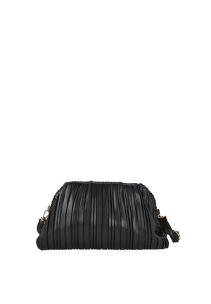 Bolso de mano de cuero negro plisado con parte superior fruncida y herrajes de tono dorado en los extremos extraíbles de la correa.