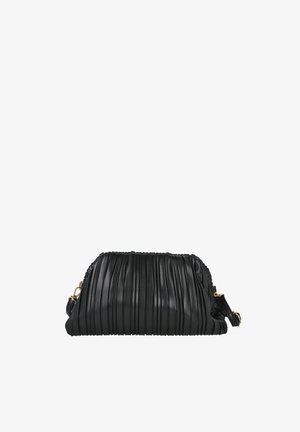 Bolso de mano de cuero negro plisado con parte superior fruncida y herrajes de tono dorado en los extremos extraíbles de la correa.