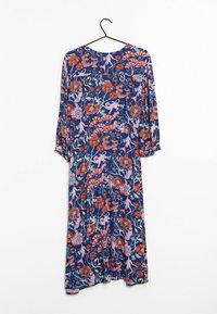 Blommönstrad maxikjol i djup marinblå med röda, rosa och teal mönster; lång ärmar med elastiska manschetter; lättviktig tyg; rund halsringning.