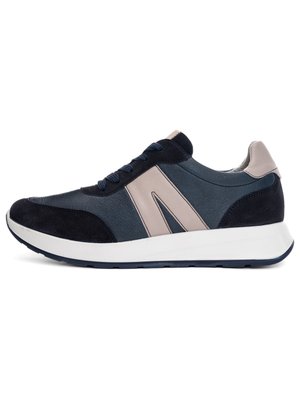 Marineblaue und beigefarbene Ledersneaker mit Schnürung vorne, weißer dicker Sohle und Veloursleder-Akzenten an Zehen- und Fersenbereich, seitliche Ansicht.