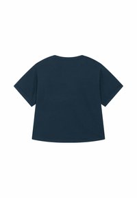 Mornarsko modra bombažna majica s kratkimi rokavi, okroglo izrezana in sproščenega kroja. Gladka tekstura brez vidnih vzorcev ali okrasnih elementov.