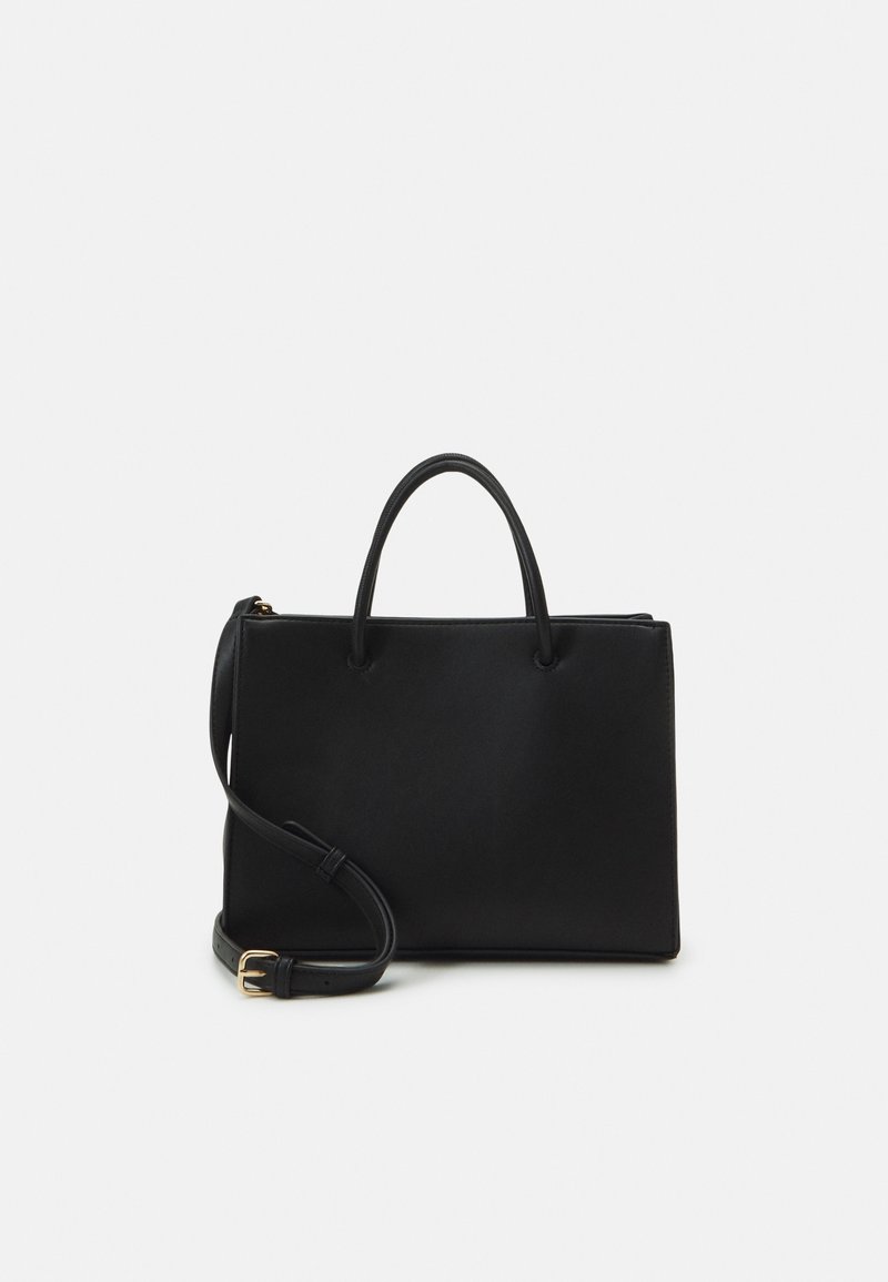 Sac à main rectangulaire noir avec deux poignées et une bandoulière amovible avec boucle dorée sur fond blanc.