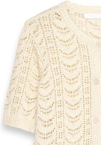Cárdigan de punto color crema con patrón de calados, mangas cortas, escote redondo y cierre de botones. Tejido texturizado y transpirable.