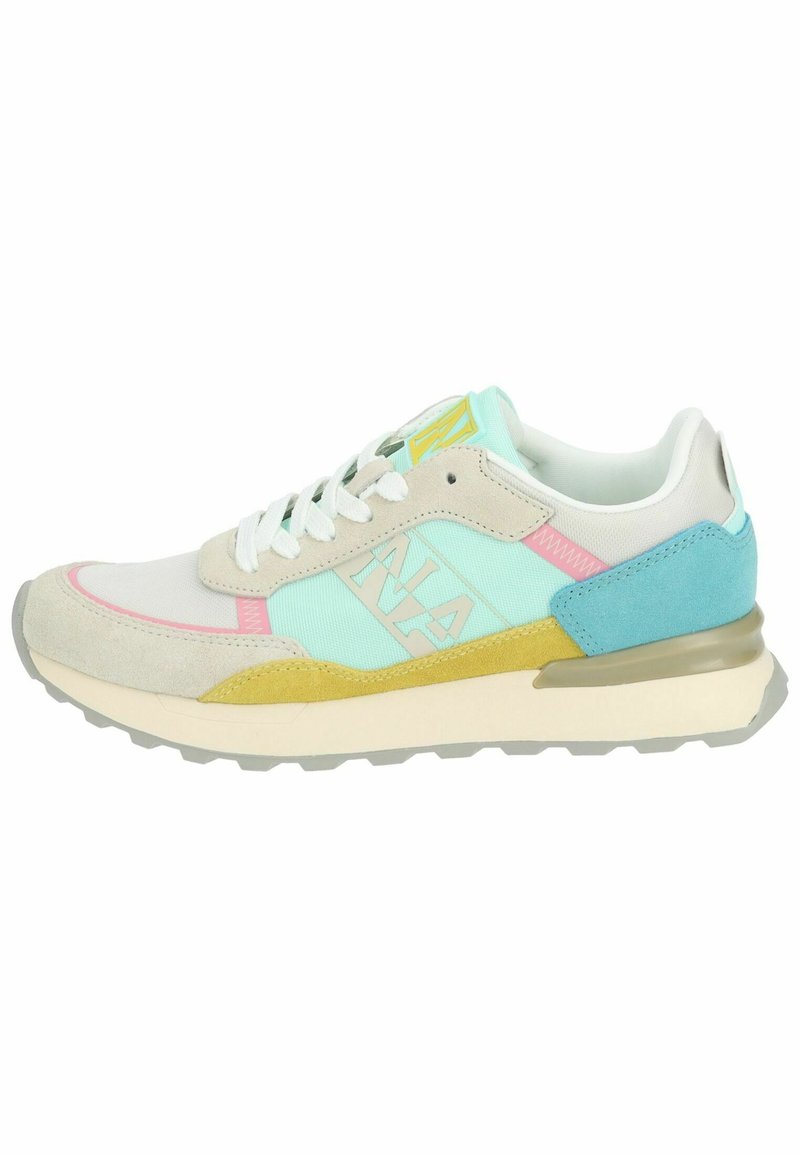 Sneaker caratterizzato da un mix di materiali: rete grigia chiara, suede beige e dettagli blu. Il design include una suola intermedia colorata e un logo distintivo.