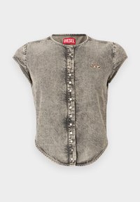 Αμάνικη μπλούζα από οξυδερμένο τζιν με κουμπιά κλείστρου μπροστά και ετικέτα με το λογότυπο της Diesel στο γιακά και το στήθος.