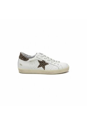 Sneaker bianca bassa con stella leopardata sul lato e dettaglio leopardato abbinato sul tallone, suola beige e lacci bianchi.