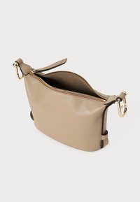 Clutch de couro bege com formato estruturado, fecho de correr dourado e alça anexada. Apresenta uma textura suave e um design minimalista.
