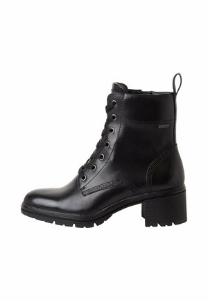 Bottine en cuir noir avec bout rond, devant à lacets, col rembourré et talon bloc avec semelle texturée.