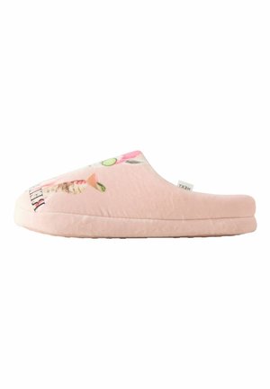 Pantufla rosa suave tipo slip-on con diseño de un vaso de cóctel colorido y texto, suela plana y una pequeña etiqueta de tela de la marca en el lateral.