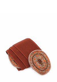 Cintura elastica di colore ruggine con un design testurizzato; presenta una grande fibbia ovale impreziosita da perline arancioni, marroni e metalliche.