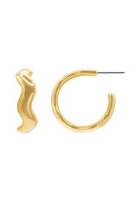 Gullige hoop øredobber med en blank overflate; en har en glatt, bølgete form, mens den andre har et rundt design med en rett stift.