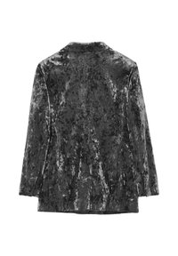 Blazer in velluto nero con una texture liscia, revers a punta, maniche lunghe e due tasche frontali. Il design è semplice e strutturato.