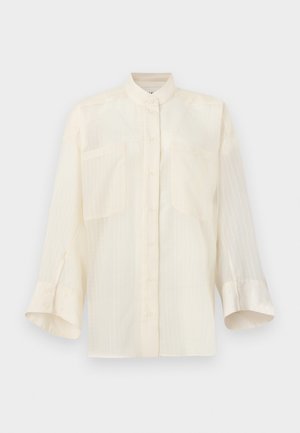 Světlý krémový košilový top s mandarínským límečkem, dvěma předními kapsami a jemnými vertikálními pruhy. Měkká látka, volný střih, rukávy po lokty.