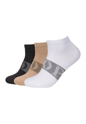 Drie paar enkelsokken in zwart, beige en wit, elk met een horizontale zwarte streep met een cirkelpatroon over de wreef.