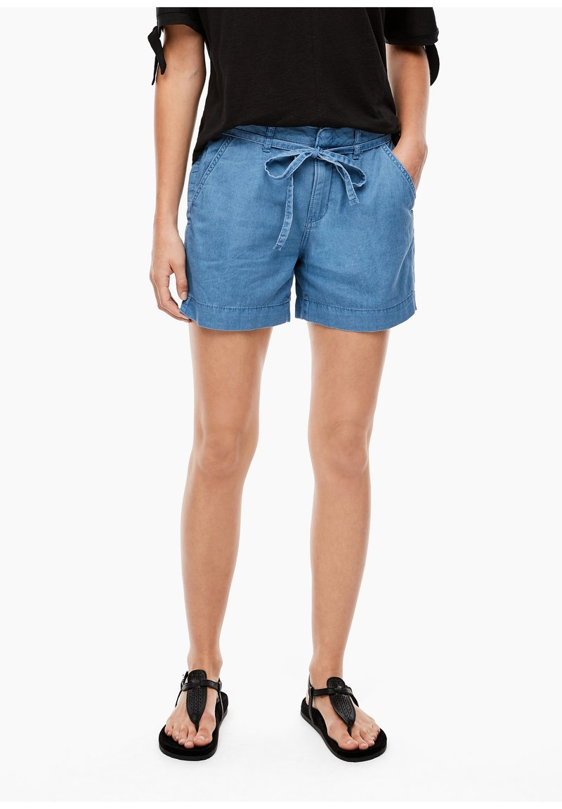 Ljusblå denimshorts med dragsko i midjan, uppvikta nederkanter och framlådor. Matchas med svarta flip-flop sandaler.