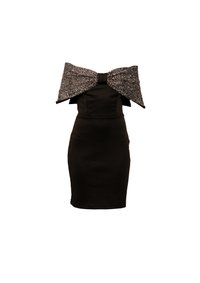 Melna pieguļoša kleita ar atvērtām plecu daļām un lielu sudraba sekvīnu loku detaļu krūšu un plecu zonā.