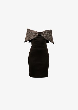 Melna pieguļoša kleita ar atvērtām plecu daļām un lielu sudraba sekvīnu loku detaļu krūšu un plecu zonā.