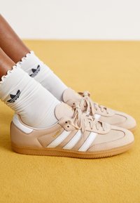 Δεν επιλέχθηκε, taupe/footwear white/gold metallic