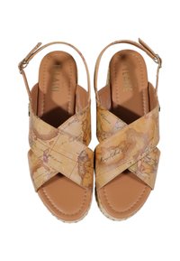 Sandali con cinturino incrociato di colore marrone, caratterizzati da una stampa mappale, tomaia in pelle e soletta imbottita. Cinturino alla caviglia regolabile e suola piatta intrecciata.