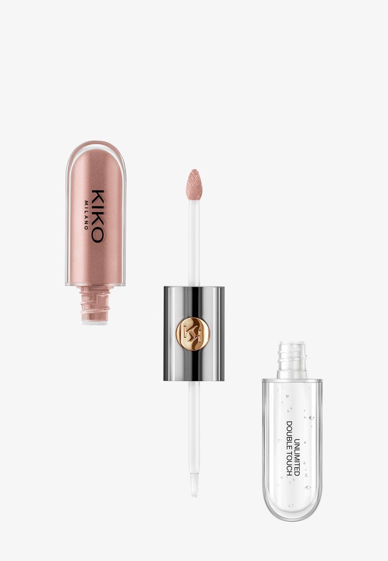 Gloss à lèvres en deux parties avec une couleur scintillante or rose et un gloss transparent, doté d'un applicateur à double embout et de bouchons estampillés.