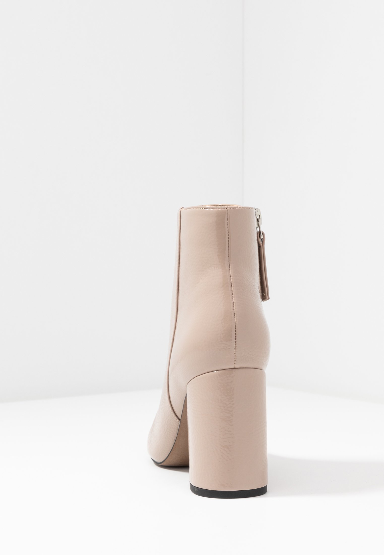 HACKNEY POINT Enkellaarsjes met hoge hak taupe HACKNEY POINT Enkellaarsjes met hoge hak taupe