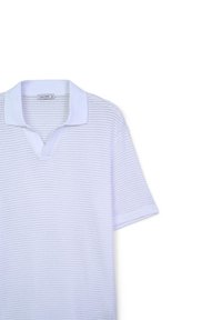 Polo shirt bianco a maniche corte con design testurizzato, dotato di colletto bianco uniforme e scollatura a V. L'etichetta del marchio è visibile all'interno del colletto.