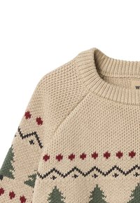 Beige gebreide trui met een geribde ronde hals, versierd met groene kerstbomen, rode harten en zwarte zigzagpatronen langs de zoom en mouwen.