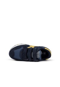 Zapatillas azul marino con acentos amarillos, correas de velcro y ante texturizado. Presenta un panel de malla con patrón hexagonal en el lateral.