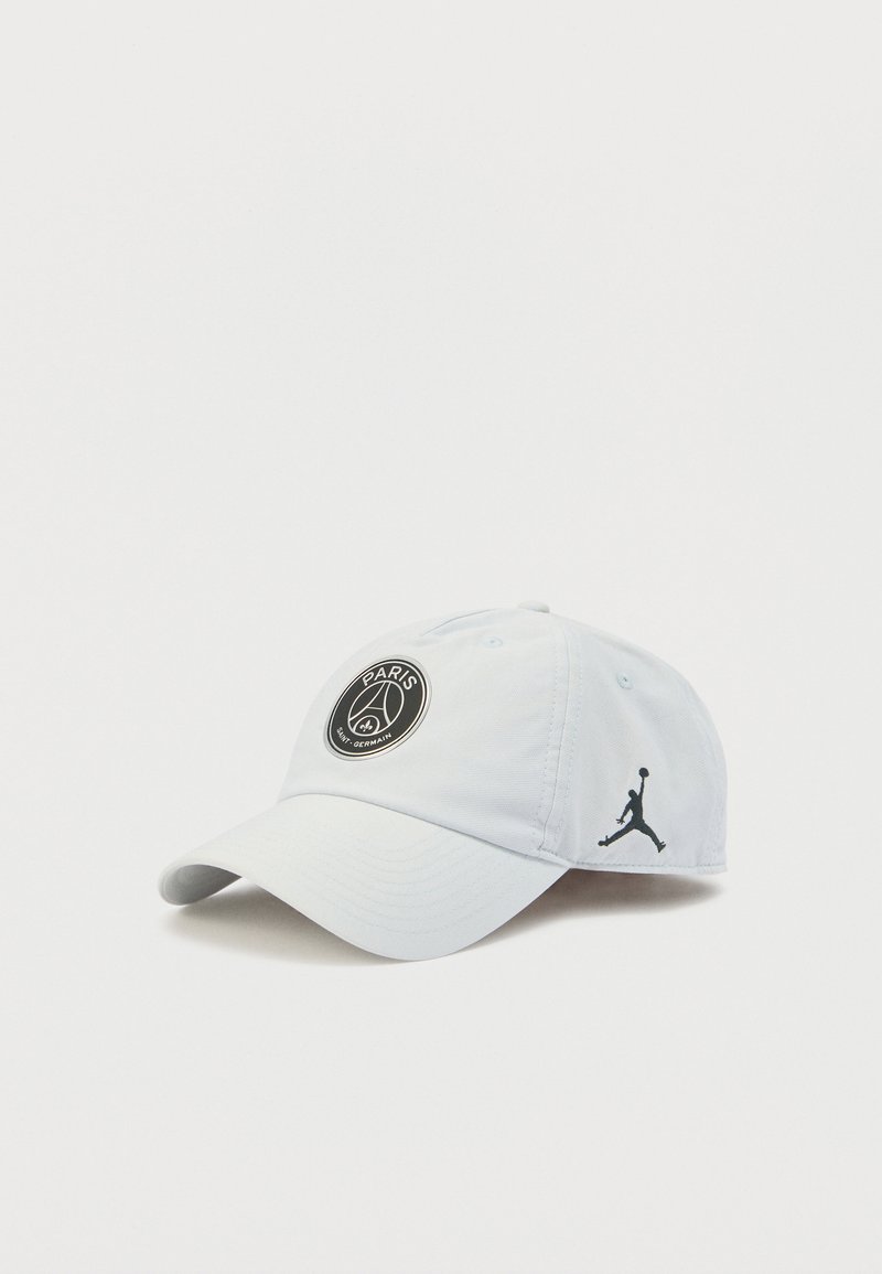 Cappellino azzurro chiaro con un logo rotondo nero di Paris sul davanti e una silhouette nera di Jordan sul lato. Tessuto morbido con visiera curva.