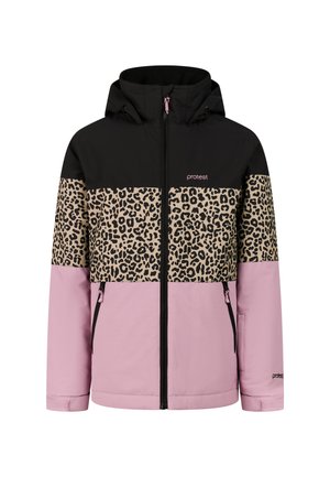 Jong persoon draagt een roze en luipaardprint skijas en broek, zwarte handschoenen, zwarte sneeuwlaarzen, paarse muts en zwarte skibril, glimlachend.