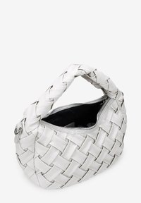 Bolso de mano de cuero blanco trenzado con forma curva, que cuenta con un asa gruesa trenzada y un cierre de cremallera plateado. El interior es negro.